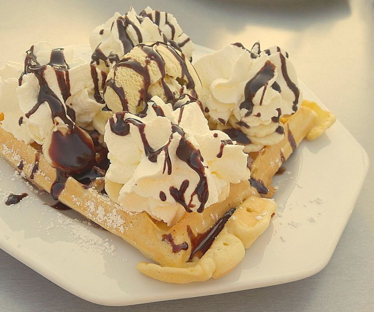 Vitrina de heladería con helados y postres artesanales