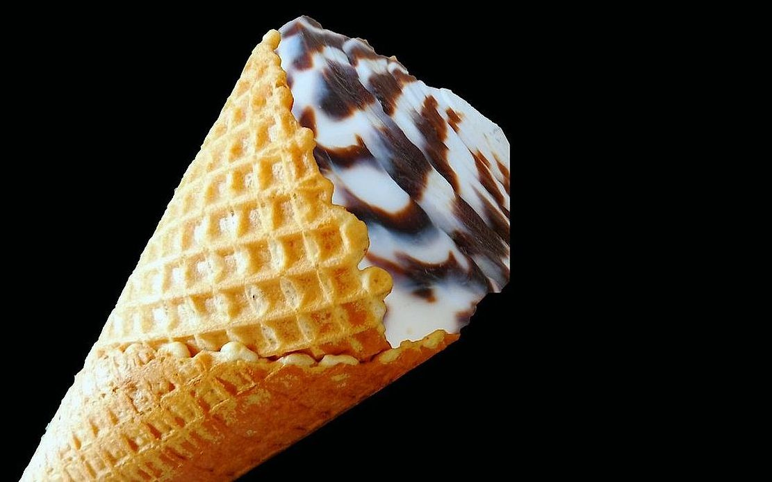 Un helado de stracciatella con granillo de chocolate